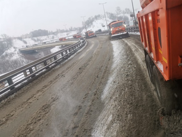Свыше 1 тыс. дорожных рабочих, 3,4 тыс. дворников и 500 единиц техники убирают снег в Нижнем Новгороде