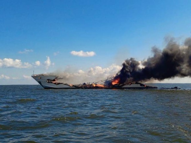 Разлив топлива обнаружен на Саратовском водохранилище после пожара на яхте Разлив топлива обнаружен на Саратовском водохранилище после пожара на яхте