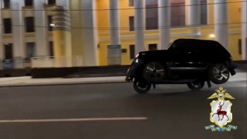 Полицейские установили лихачившего у ДК "ГАЗ" владельца "Нивы"