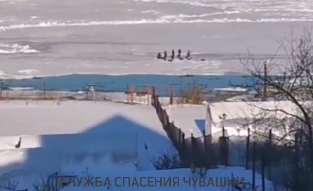 Пятерых рыбаков унесло на льдине в Чувашии (ВИДЕО) Пятерых рыбаков унесло на льдине в Чувашии (ВИДЕО)