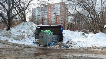 Подходы к мусорным контейнерам очистили от снега в Советском районе
