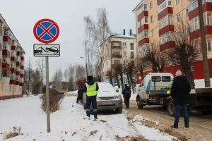 Мешающие коммунальной спецтехнике автомобили принудительно эвакуируют в Чебоксарах Мешающие коммунальной спецтехнике автомобили принудительно эвакуируют в Чебоксарах