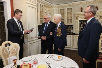 Нижегородский ветеран Великой Отечественной войны Евгений Иванович Макаров принимает поздравления со 100-летним юбилеем