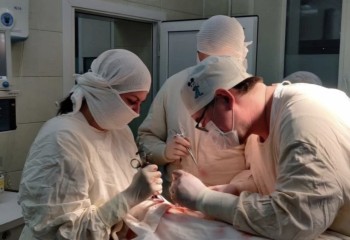 Кировские медики спасли женщину с тяжелым колото-резаным ранением шеи