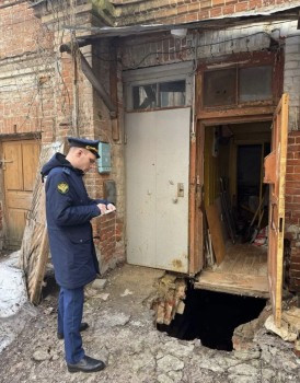 Часть подвала обрушилась в МКД на ул. Большой Казачьей в Саратове