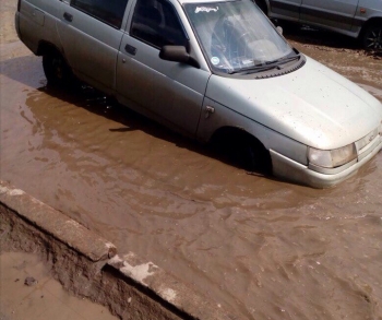 ВАЗ 2111 ушел под воду из-за глубокой ямы в Уфе