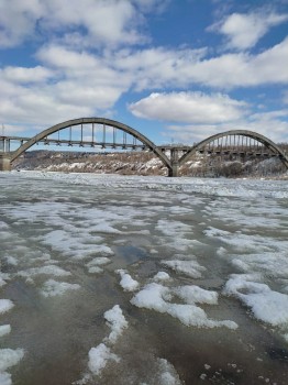Нижегородские спасатели сняли мужчину с дрейфующей льдины