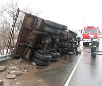 В Нижегородской области КамАЗ на спуске врезался в дорожную опору и перевернулся, пострадали водитель и пассажир
