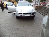 В Н.Новгороде женщина на Porsche Cayenne насмерть сбила сотрудницу полиции, еще два человека пострадали 