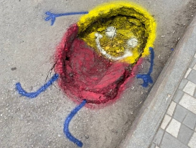 Ямы на дорогах в Самаре разрисовали яркими красками 