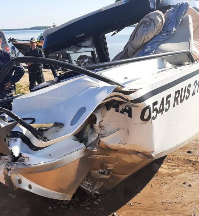 Четверо мужчин погибли при столкновении катера и баржи в Чувашии