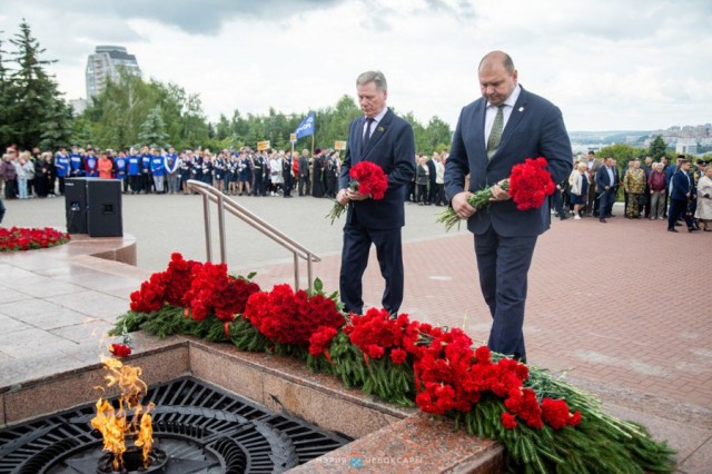 Цветы в память о павших в ВОВ возложили к Вечному огню в Чебоксарах