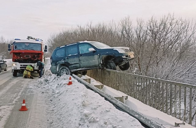 Внедорожник в Удмуртии чуть не сорвался с моста Внедорожник в Удмуртии чуть не сорвался с моста