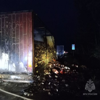 Прицеп со стеклянной посудой сгорел в Нижегородской области