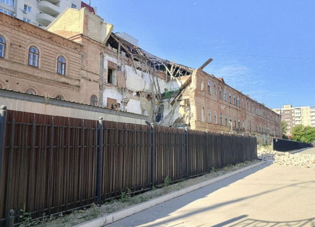 Казармы Деконского обрушились в Саратове Казармы Деконского обрушились в Саратове