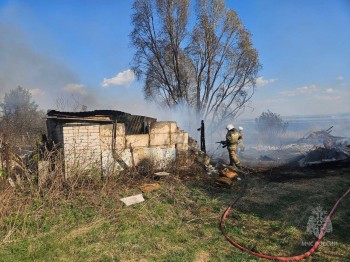 Ландшафтный пожар угрожает селу в Самарской области