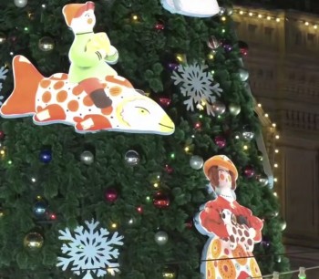 Кировские мастера приняли участие в украшении катка на Красной площади