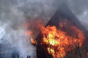 Крупный пожар на площади более 100 кв.м. произошел в жилом доме в Советском районе Нижнего Новгорода