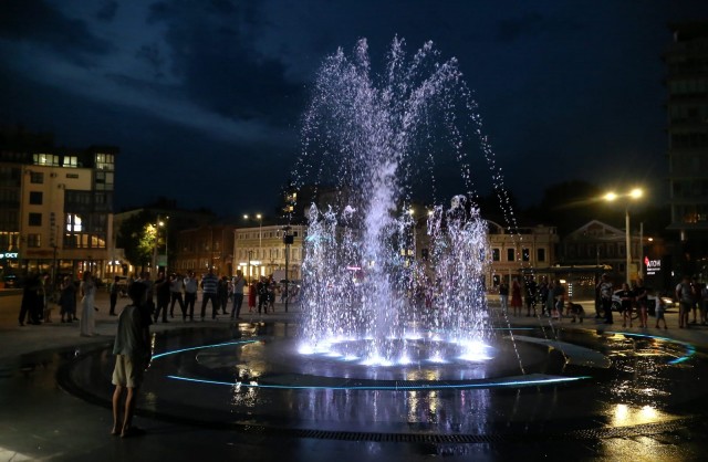 Несколько режимов для разного времени суток установлено в фонтане у КЗ "Юпитер" Нижнего Новгорода