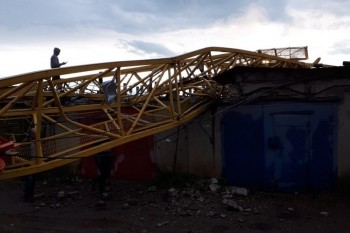 Башенный кран упал в Набережных Челнах