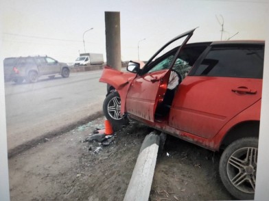 Водитель легкового автомобиля в Самаре скончался от травм после столкновения со световой опорой