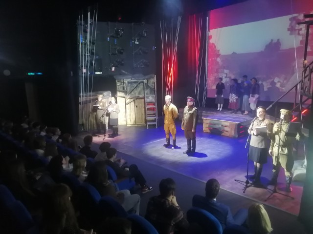 Премьера спектакля "Нам жить и помнить!.." прошла в детском театре "Вера" в день 80-летия победы в Сталинградской битве