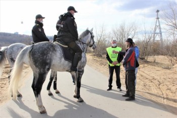 Конная полиция вышла в патруль по проверке соблюдения режима самоограничения в Нижнем Новгороде (ВИДЕО)