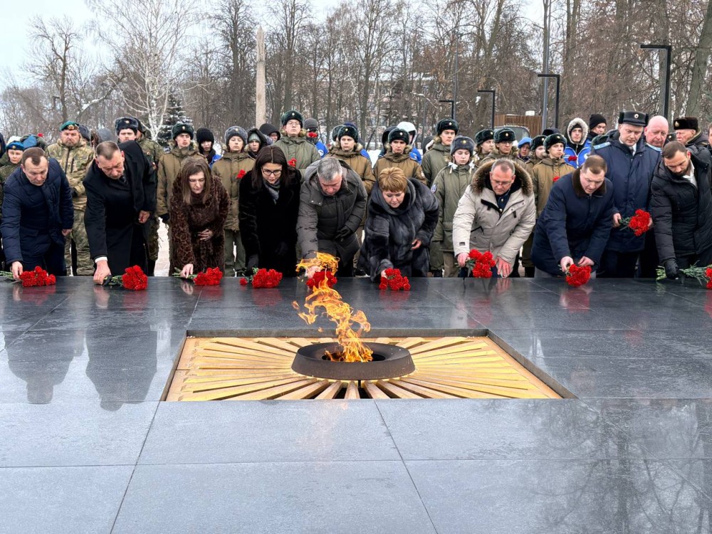 Более 300 нижегородцев возложили цветы к Вечному огню