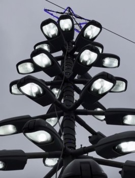 Ёлка из списанных светильников появилась на улице Уфы