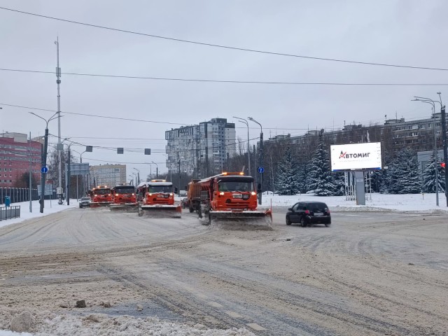Автопоезда вторые сутки чистят снег на нижегородских дорогах Автопоезда вторые сутки чистят снег на нижегородских дорогах