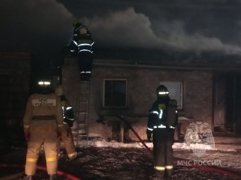 Пожар на складе с древесиной ликвидировали в Саратове