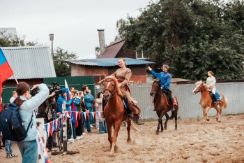 Более 200 человек из многодетных семей и семей участников СВО посетили конное представление в День флага