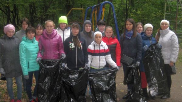 Молодежные экологические акции проходят в лесных массивах города Чебоксары Молодежные экологические акции проходят в лесных массивах города Чебоксары