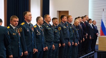Пожарных наградили за ликвидацию последствий атаки БПЛА в Прикамье