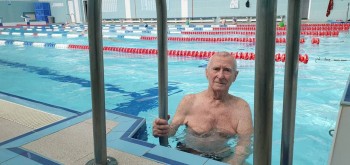 Испытание по плаванию на золотой знак ГТО преодолел 91-летний Николай Исаков в Ульяновской области