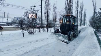 Более 670 снегоуборочных машин и 1 тыс. рабочих круглосуточно убирают Нижний Новгород