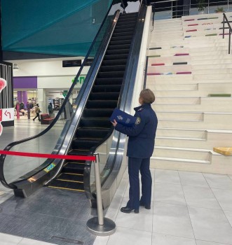 Годовалая девочка получила травму на эскалаторе в торговом центре в Самаре