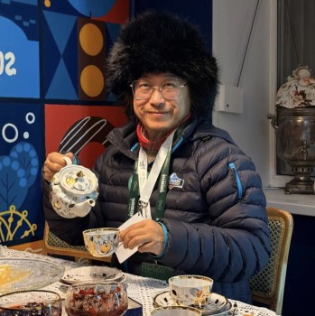 Китайским туроператорам подарили удмуртские чайные пары из циркония