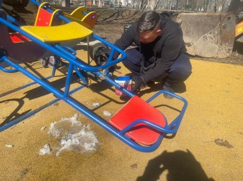 Подрядные организации ремонтируют нижегородские детские площадки после зимы