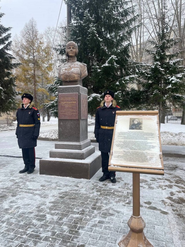 Летчице Магубе Сыртлановой установили памятник в Казани