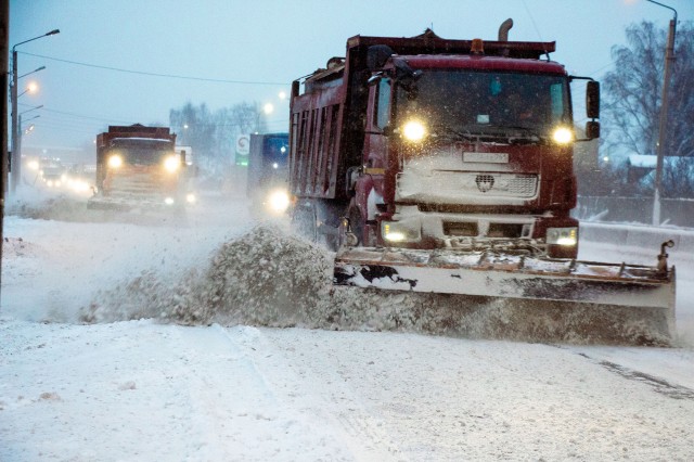 Более 70 единиц спецтехники чистят федеральные трассы в Нижегородской области во время снегопада