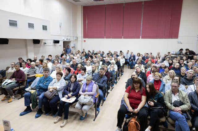 Представители нижегородского Минграда встретились с жителями домов, расположенных на территории будущего КРТ в районе ул. Бориса Панина