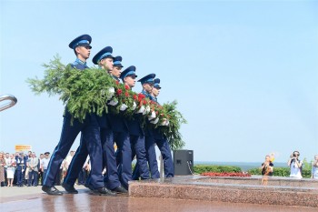 Церемония возложения цветов к Вечному огню состоялась в День памяти и скорби в Чебоксарах