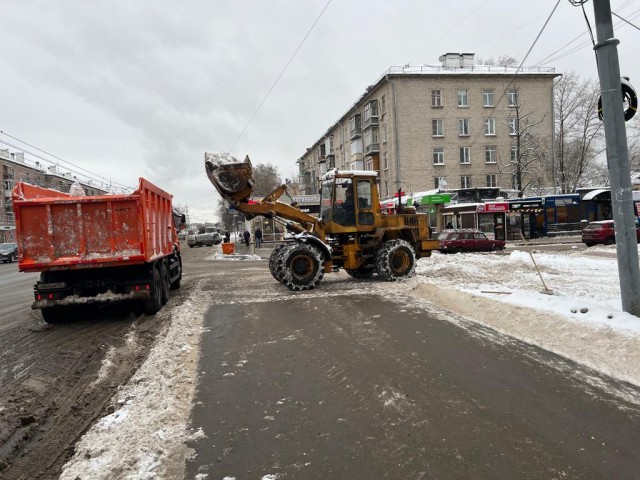 Около 400 единиц техники и почти тысяча рабочих вышли на улицы Нижнего Новгорода для уборки снега