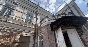 Реставрацию фасадов начали в ульяновском музее "Дом Языковых"