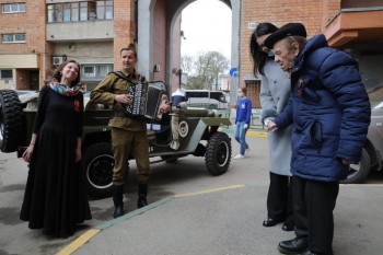 Песни военных лет исполнили для последнего нижегородского Героя Советского Союза Александра Кузнецова во дворе его дома