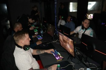 Спикер нижегородской Гордумы Евгений Чинцов попробовал себя в киберспорте