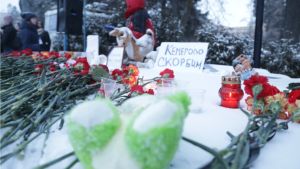 Траурное мероприятие в связи с гибелью людей при пожаре в Кемерово прошло на площади Республики в Чебоксарах Траурное мероприятие в связи с гибелью людей при пожаре в Кемерово прошло на площади Республики в Чебоксарах