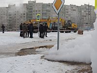 Последствия аварии теплотрассы устраняют на улице Пролетарской в Чебоксарах

