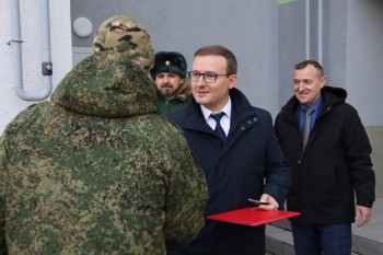 Участнику СВО из Борского округа вручили ключи от квартиры